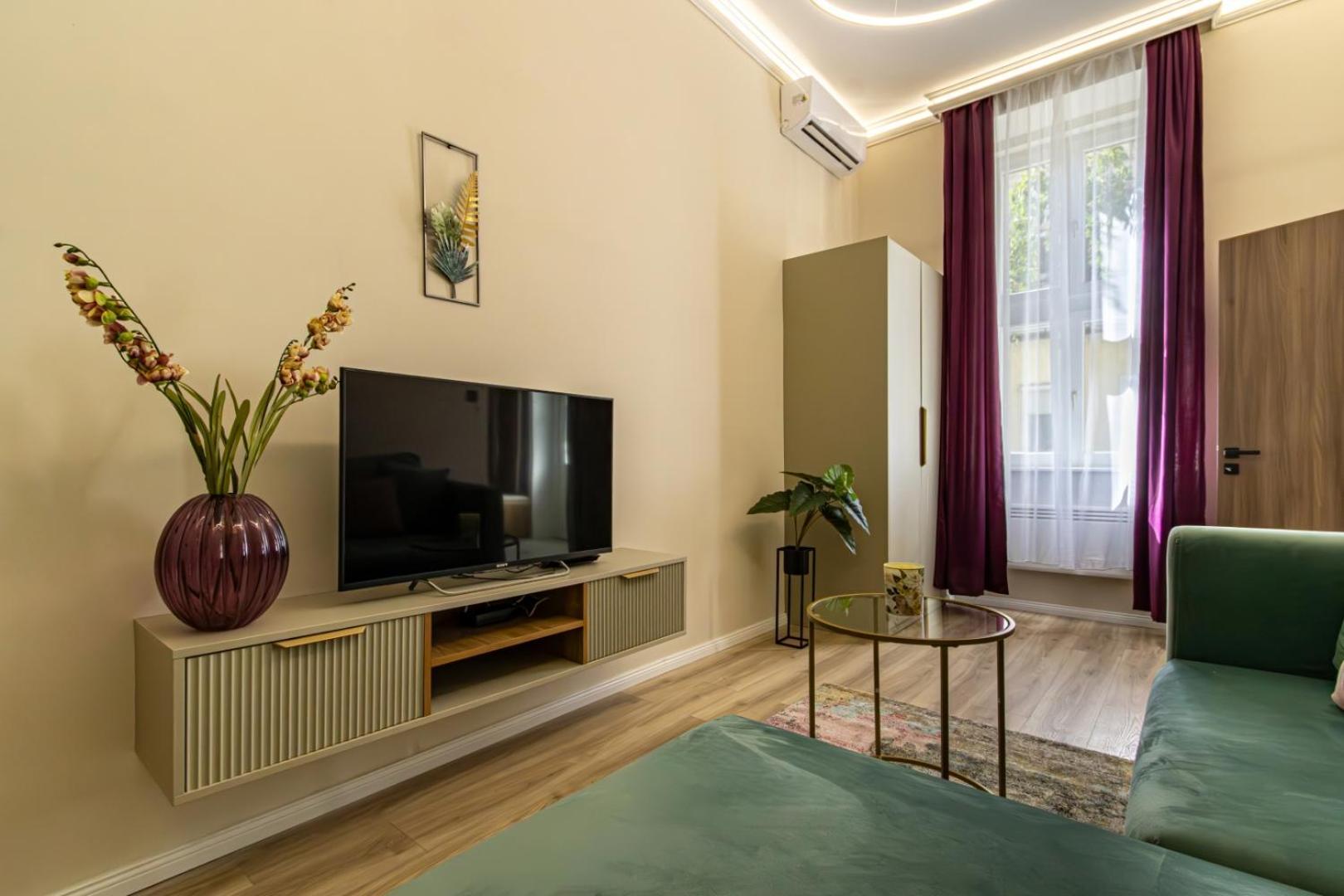 Oasis Apartment On The Broadway With Ac Budapest Ngoại thất bức ảnh
