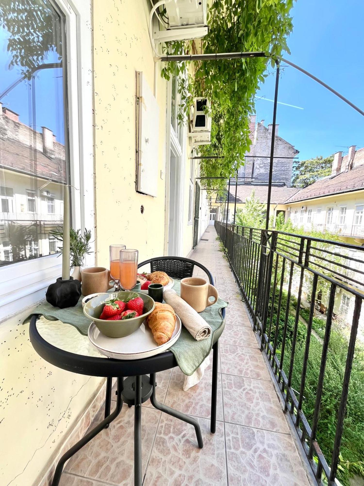 Oasis Apartment On The Broadway With Ac Budapest Ngoại thất bức ảnh